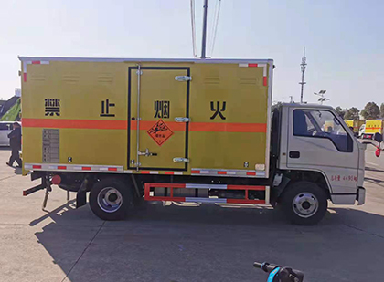 江阳爆破器材运输车工人安全操作规范与智能技术保障